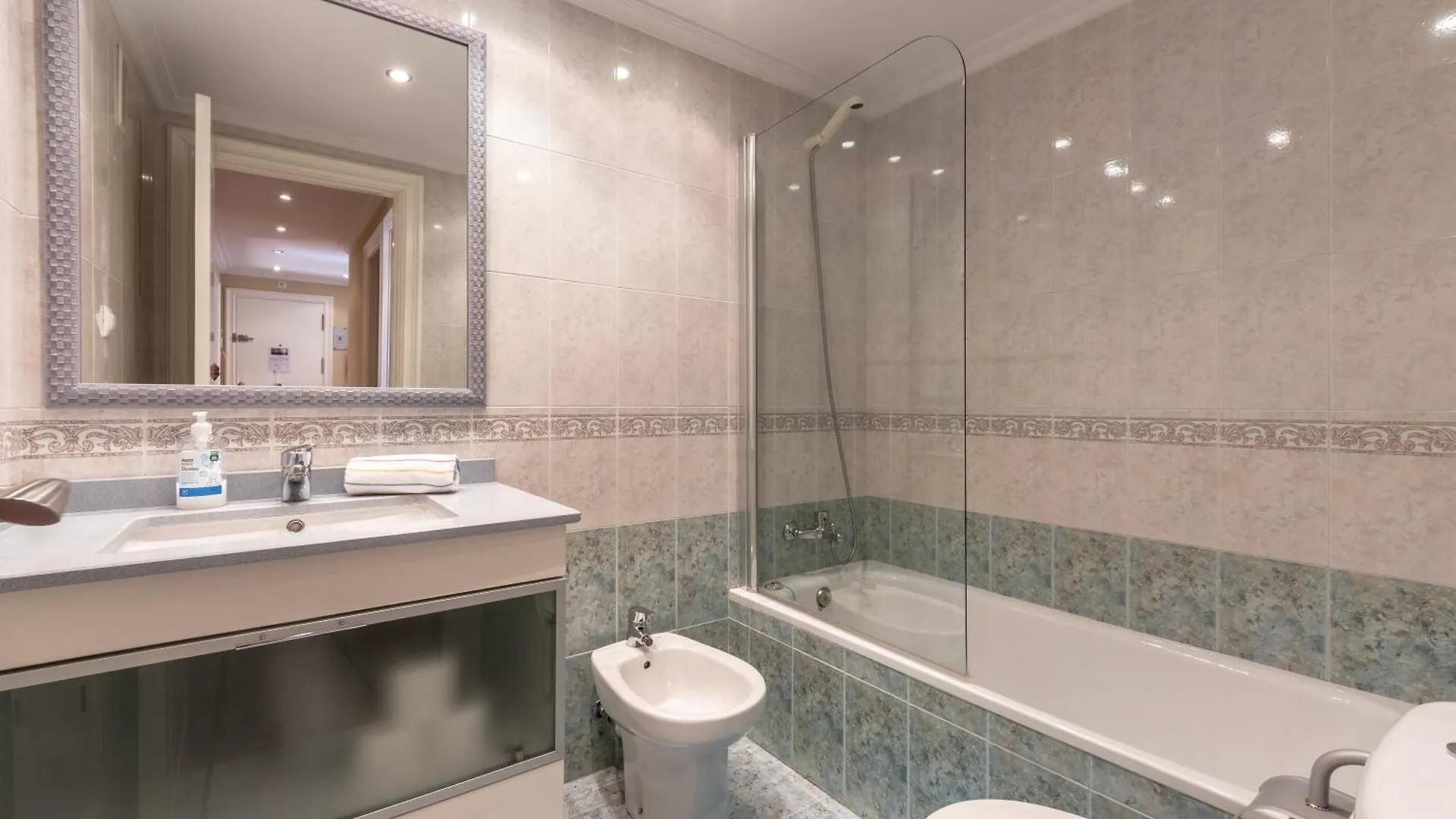 Grande Luminoso, Garaje, Bilbao Arena, Casco Viejo Apartment